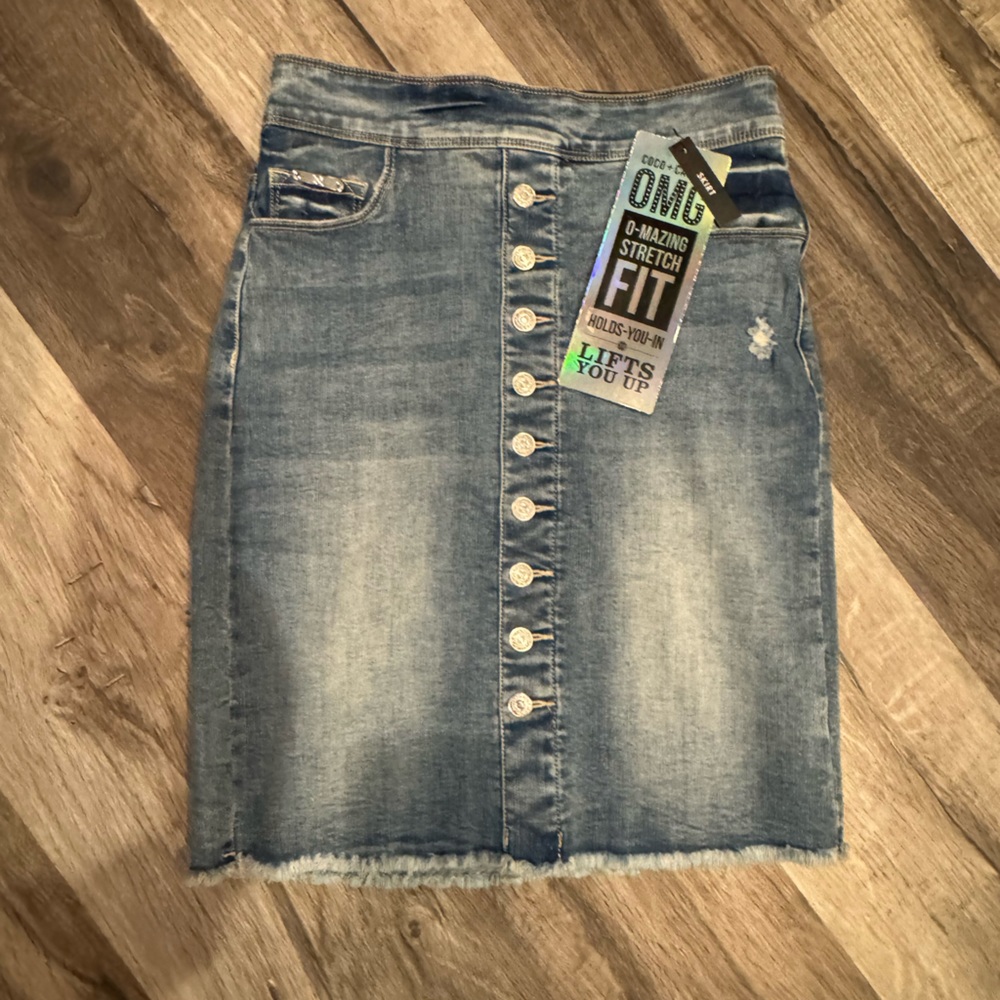 Adorable Coco + Carmen denim skirt! New with tags!